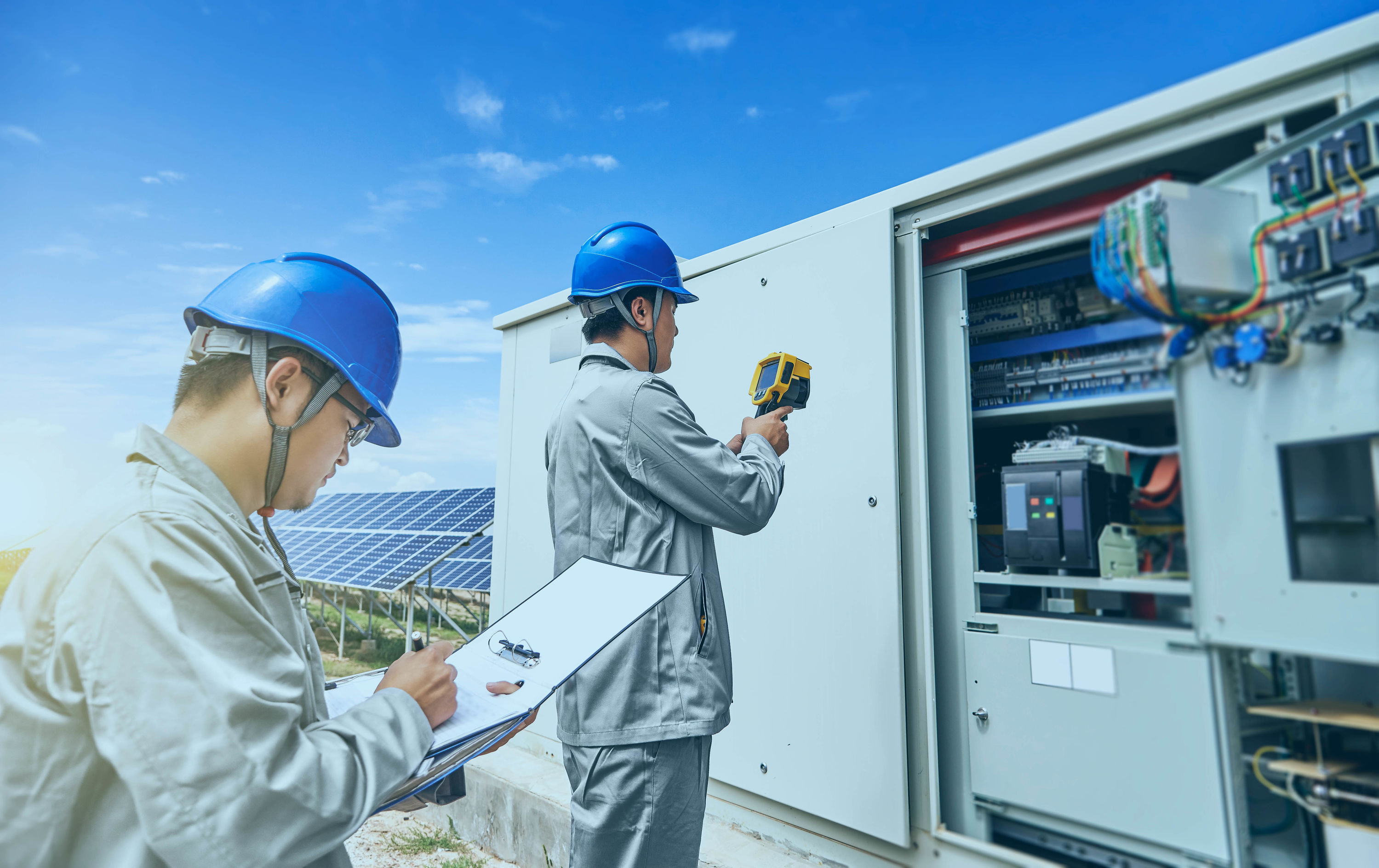 Überprü­fung von elek­tri­schen Anlagen anhand einer Elektro-Ther­mo­grafie.